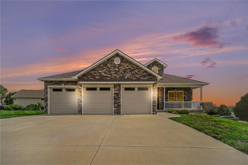 304 Prairie Rose Cir, Smithville, MO 64089