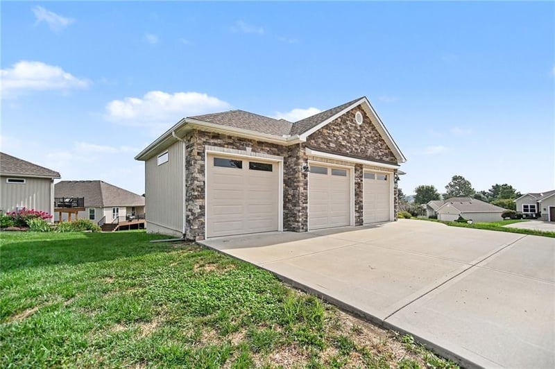 304 Prairie Rose Cir, Smithville, MO 64089