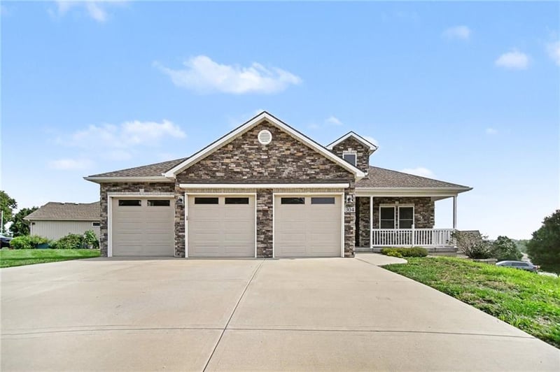 304 Prairie Rose Cir, Smithville, MO 64089