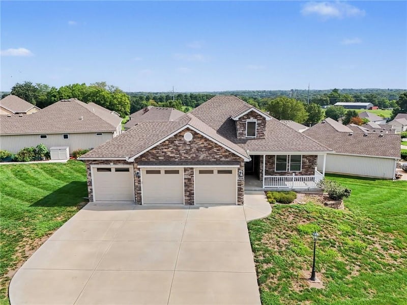 304 Prairie Rose Cir, Smithville, MO 64089
