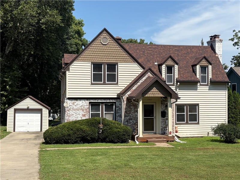 734 E Manor Rd, Independence, MO 64055