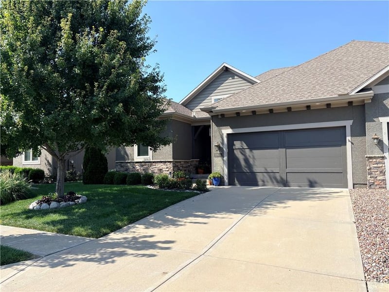 19610 W 100th Ter, Lenexa, KS 66220