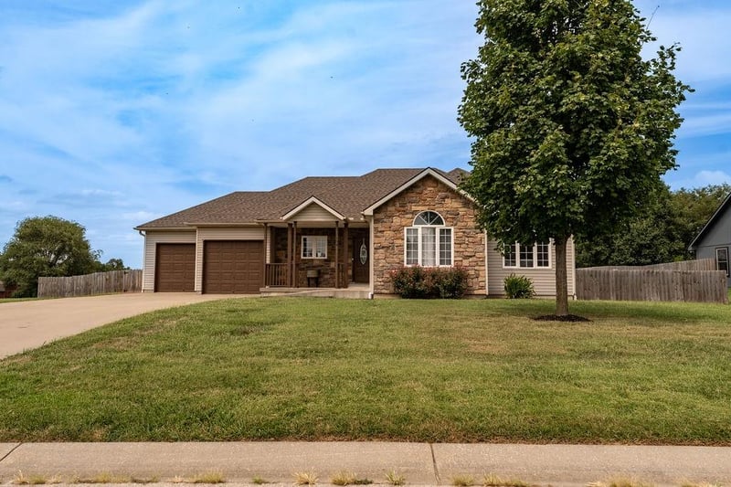 104 Harlequin Dr, Adrian, MO 64720
