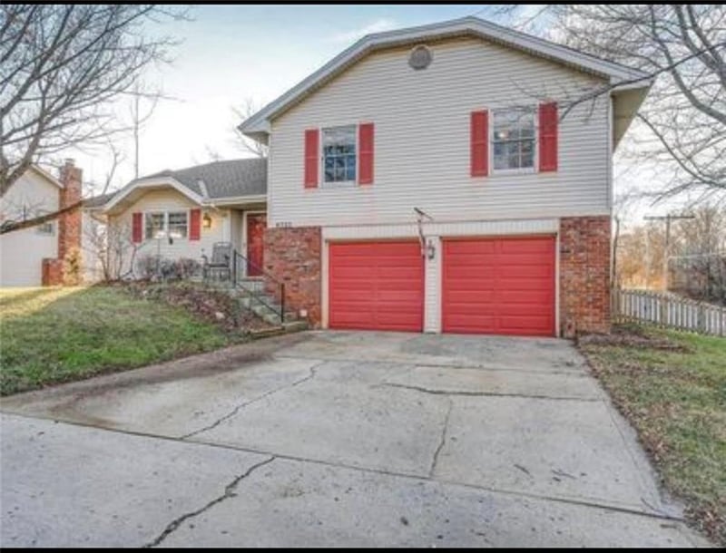 6732 NW Hidden Valley Rd, Parkville, MO 64152