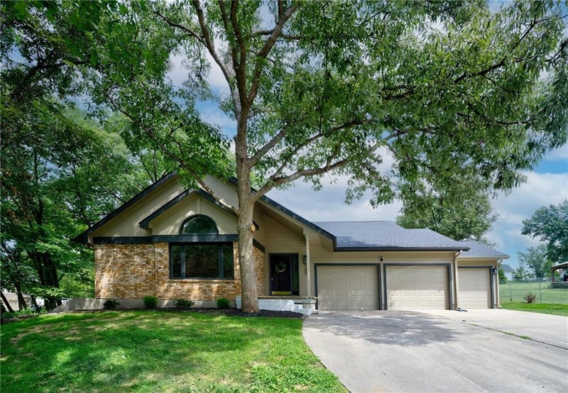 9304 NW 79th St, Weatherby Lake, MO 64152