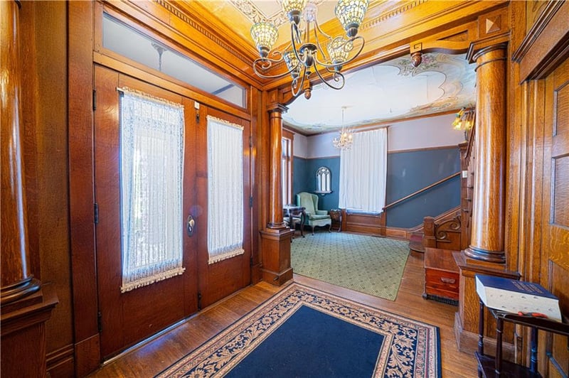 1714 Faraon St, St Joseph, MO 64501