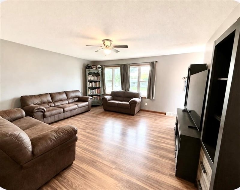 614 W 16th St, Maryville, MO 64468
