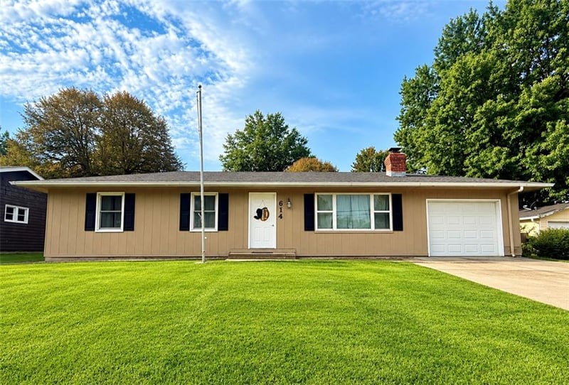 614 W 16th St, Maryville, MO 64468