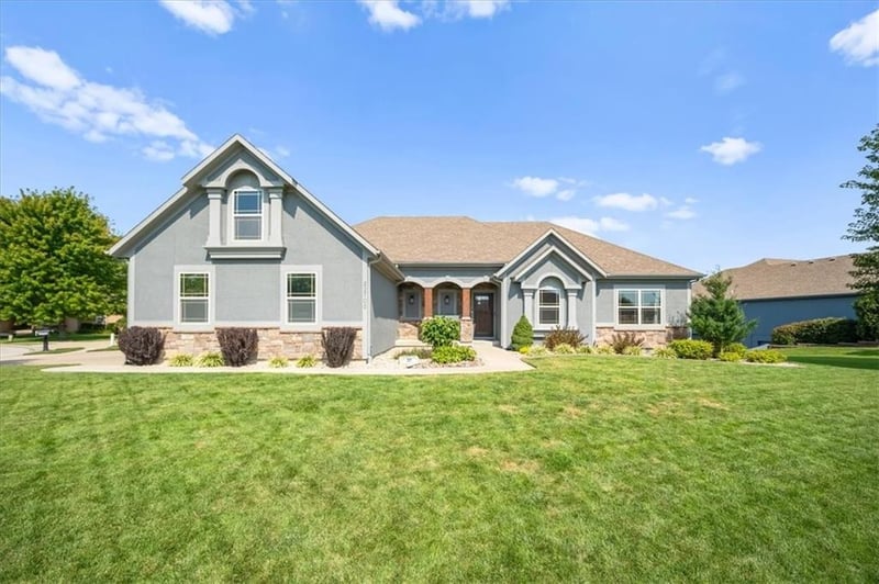 22702 E 41st Ter, Blue Springs, MO 64015