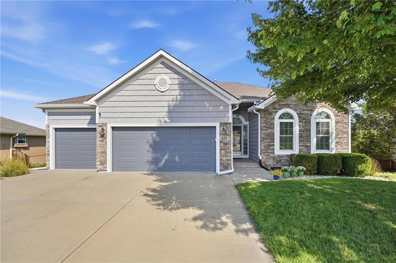 615 Johnston Pw, Raymore, MO 64083