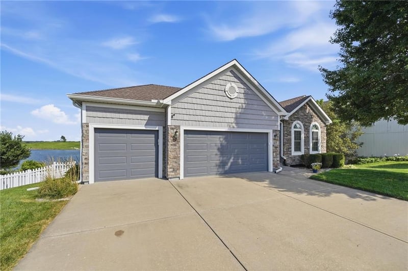 615 Johnston Pw, Raymore, MO 64083