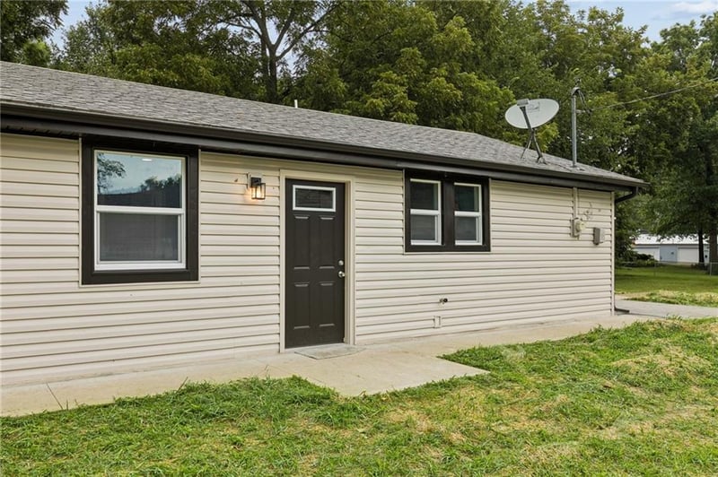 623 E 7th St, Tonganoxie, KS 66086