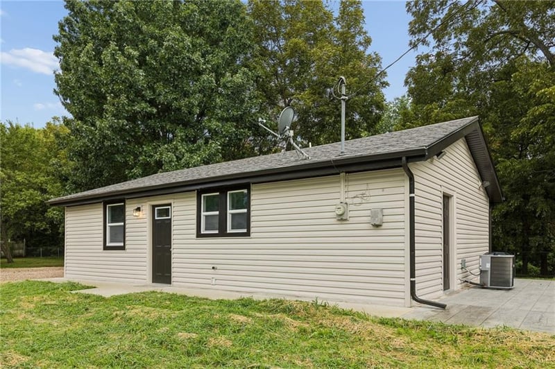 623 E 7th St, Tonganoxie, KS 66086