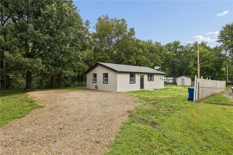 623 E 7th St, Tonganoxie, KS 66086