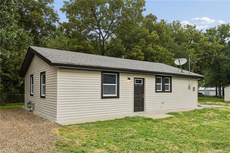 623 E 7th St, Tonganoxie, KS 66086