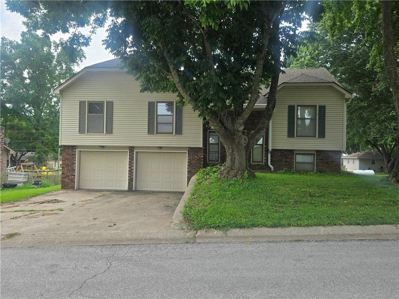 809 Tanyard Dr, Wellington, MO 64097