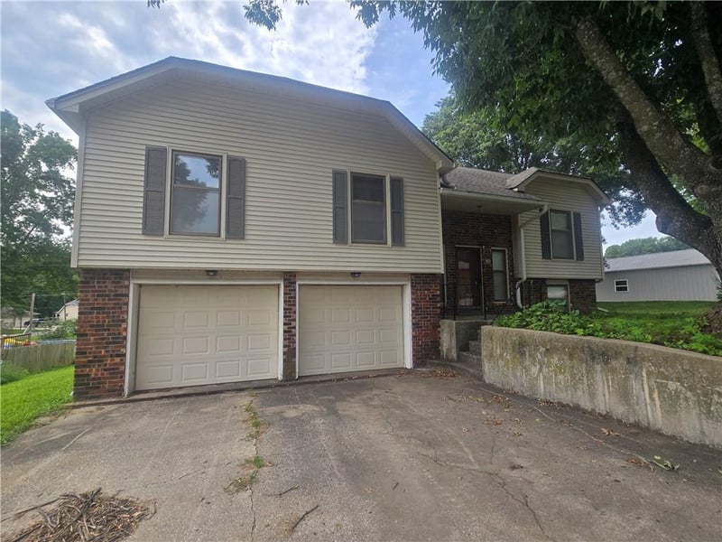 809 Tanyard Dr, Wellington, MO 64097
