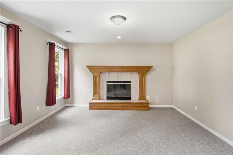 201 Mesa Dr, Smithville, MO 64089