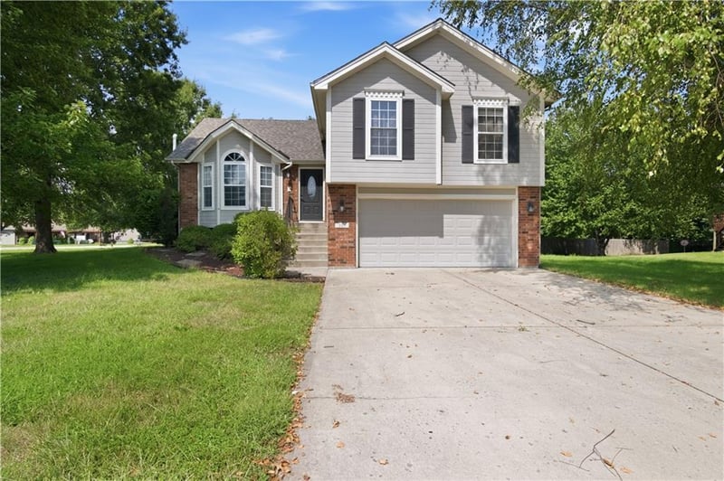 201 Mesa Dr, Smithville, MO 64089