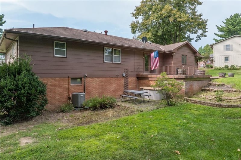 25 Stonecrest Dr, St Joseph, MO 64506