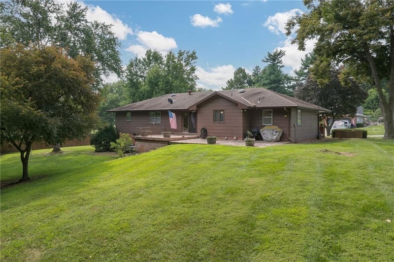 25 Stonecrest Dr, St Joseph, MO 64506