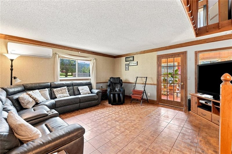1322 S Kings Hw, Independence, MO 64055