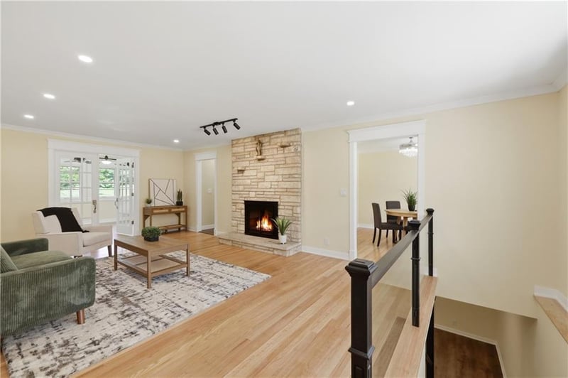 12107 Newbury Ln, Independence, MO 64052