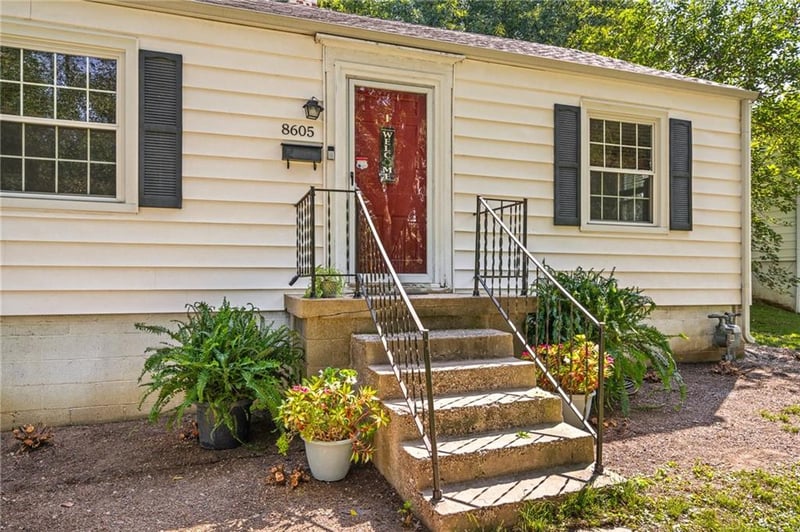 8605 Summit St, Kansas City, MO 64114
