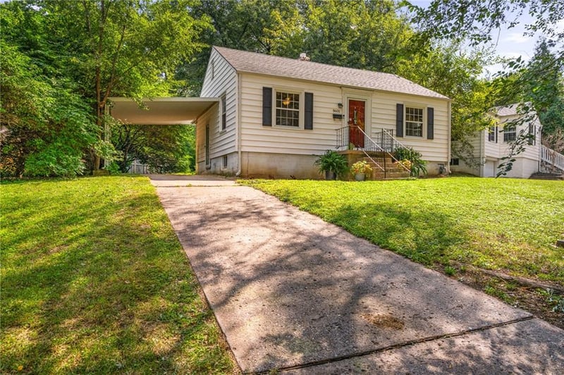 8605 Summit St, Kansas City, MO 64114