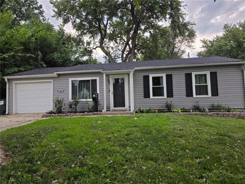 302 E 3rd Dr S, Independence, MO 64050