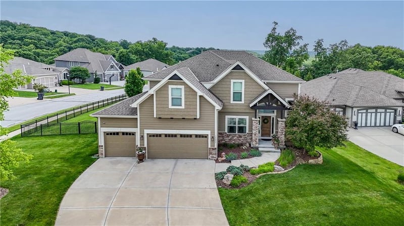 15053 Eagle Ln, Parkville, MO 64152