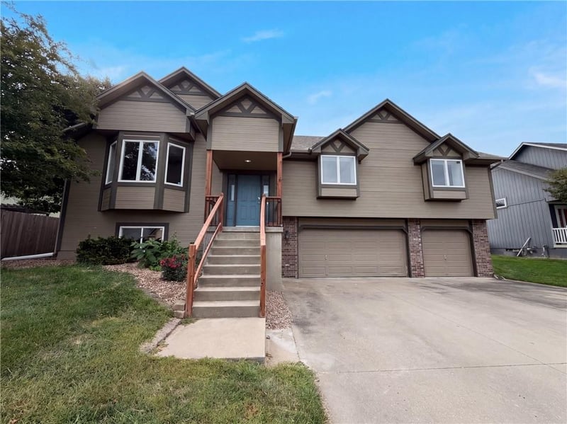 403 S Lakeshore Dr, Raymore, MO 64083