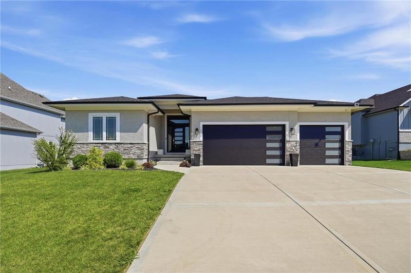1604 SW 27th St, Lee's Summit, MO 64082