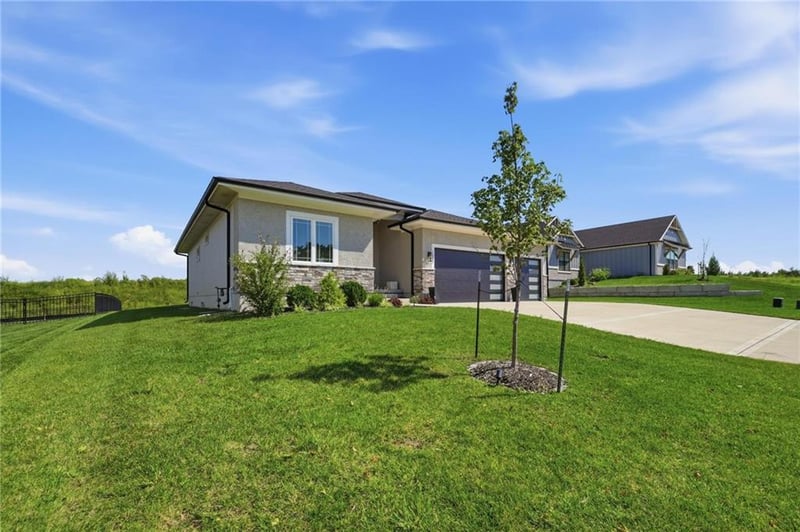 1604 SW 27th St, Lee's Summit, MO 64082