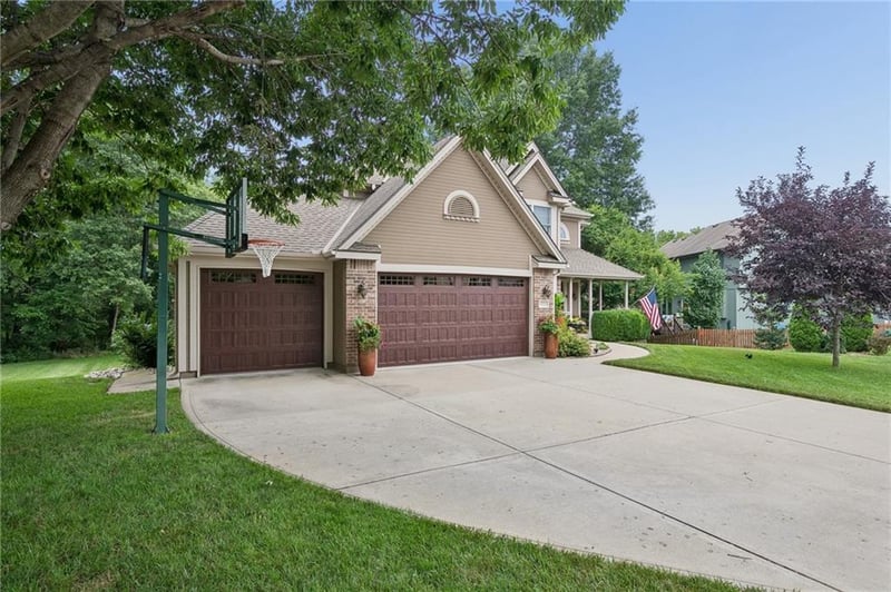 1721 Parkside Dr, Liberty, MO 64068