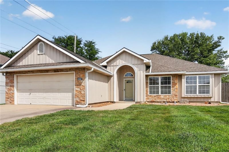 1116 Granada Dr, Raymore, MO 64083