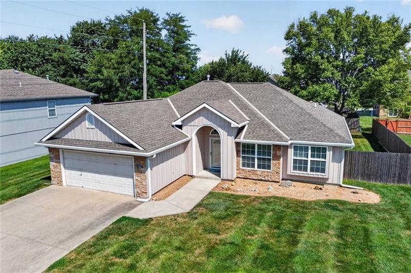 1116 Granada Dr, Raymore, MO 64083