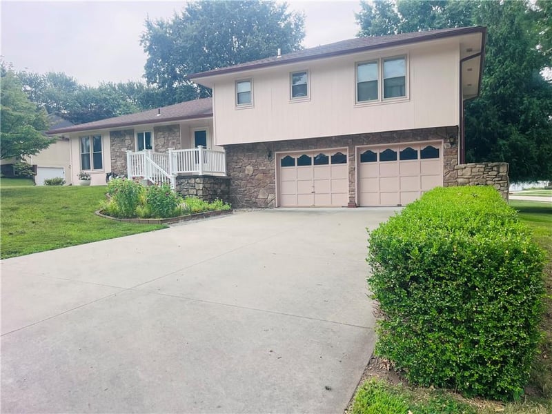 2902 Derven Ct, St Joseph, MO 64506