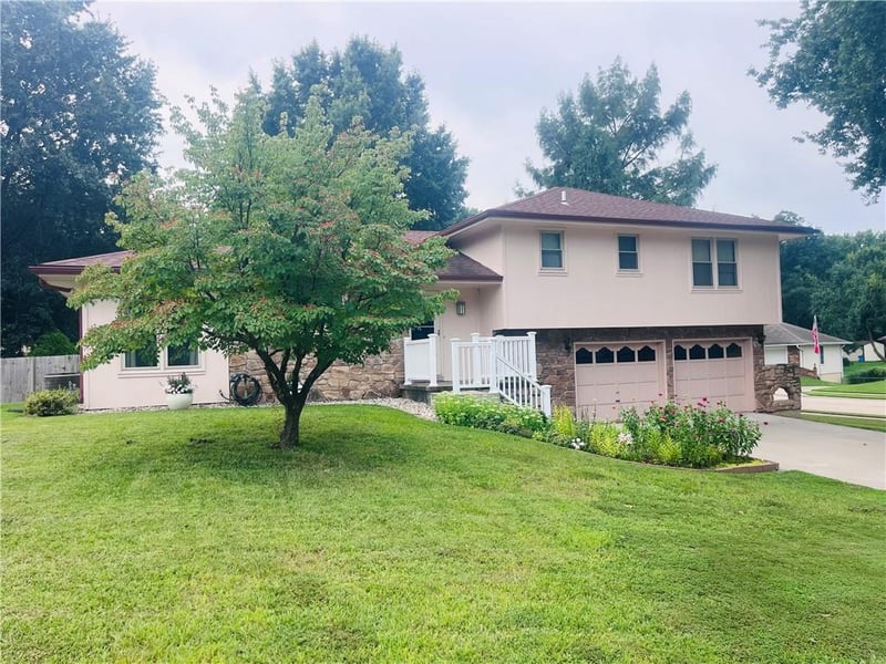 2902 Derven Ct, St Joseph, MO 64506
