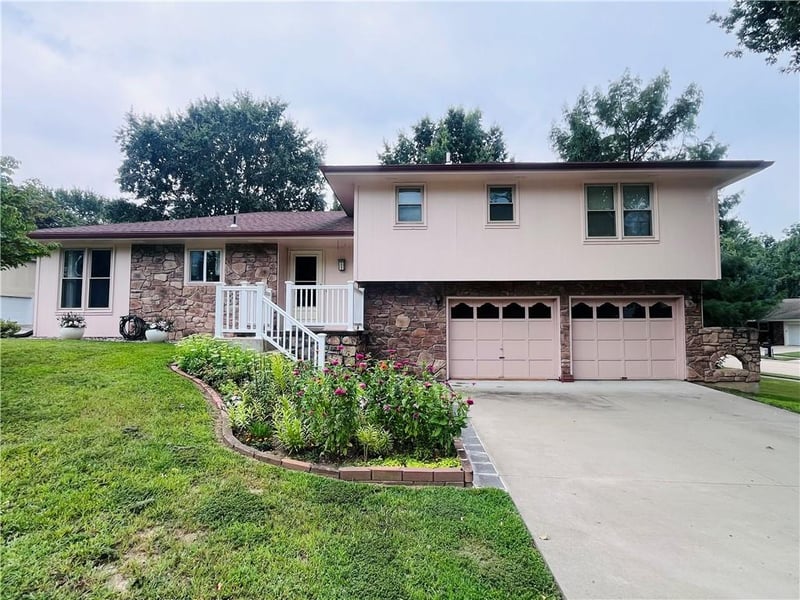 2902 Derven Ct, St Joseph, MO 64506