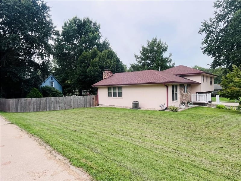 2902 Derven Ct, St Joseph, MO 64506
