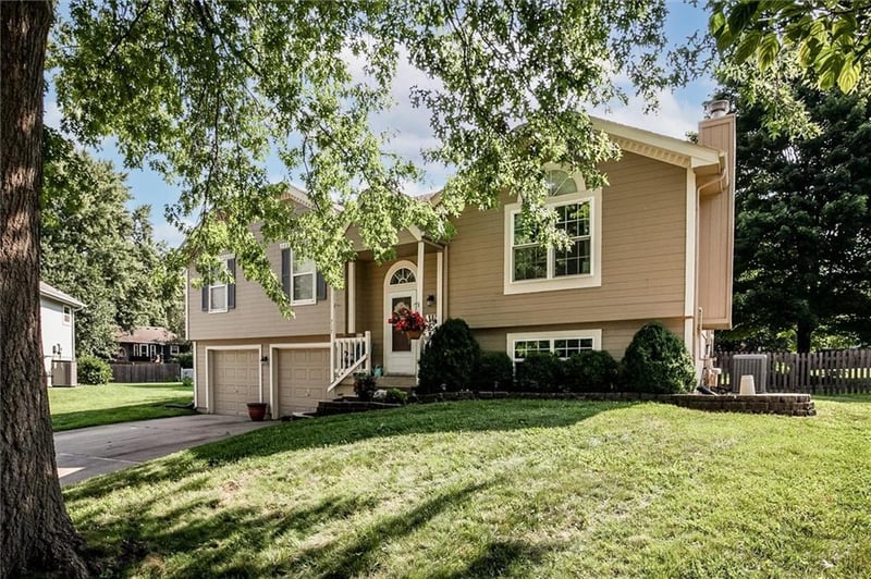 717 SE Pierre Ct, Lee's Summit, MO 64063