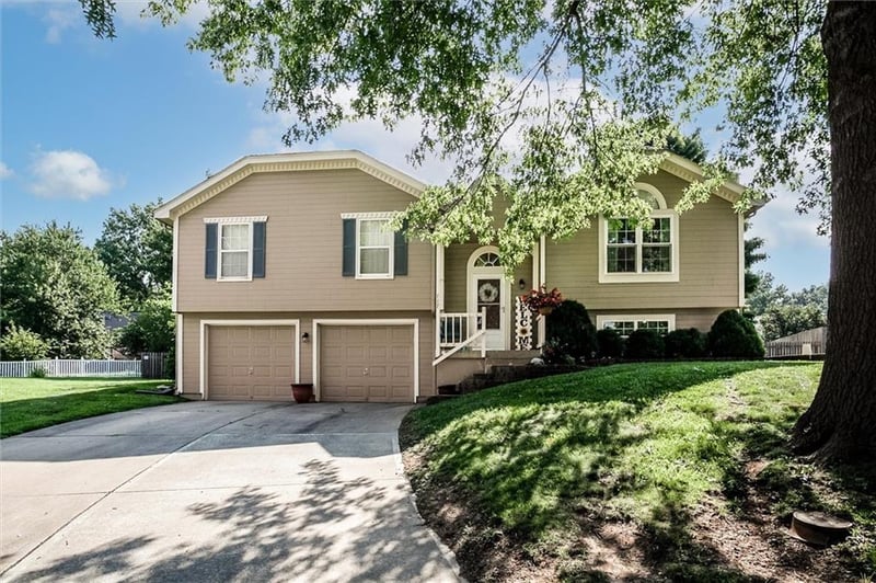 717 SE Pierre Ct, Lee's Summit, MO 64063
