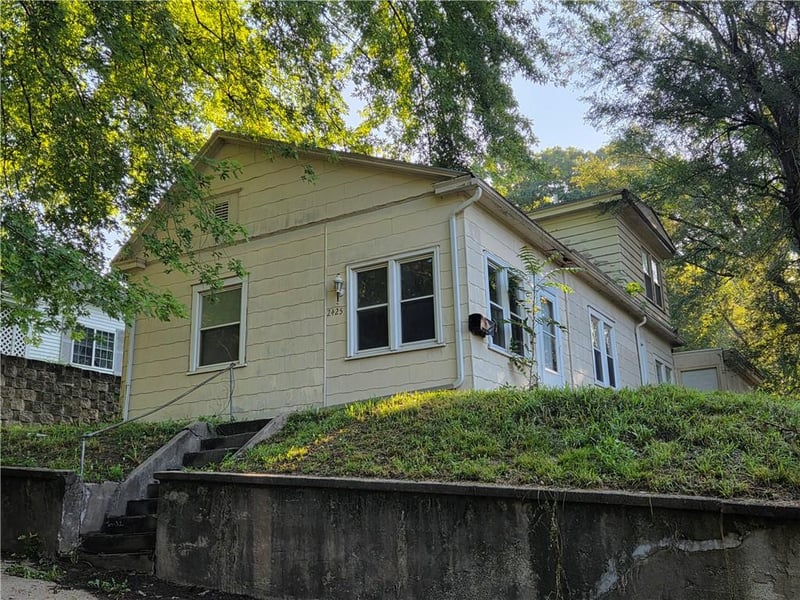 2425 S 15th St, St Joseph, MO 64503