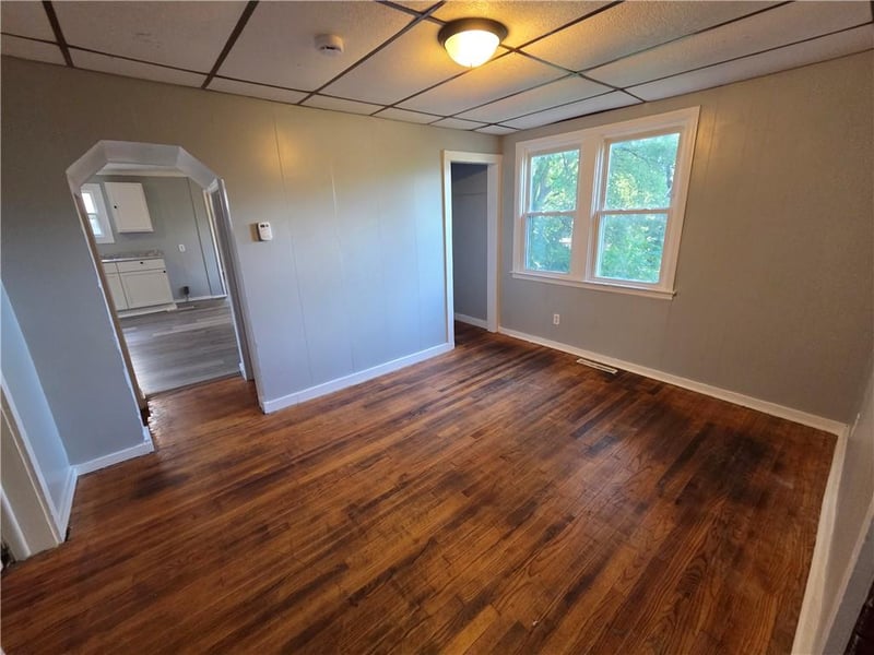 2425 S 15th St, St Joseph, MO 64503