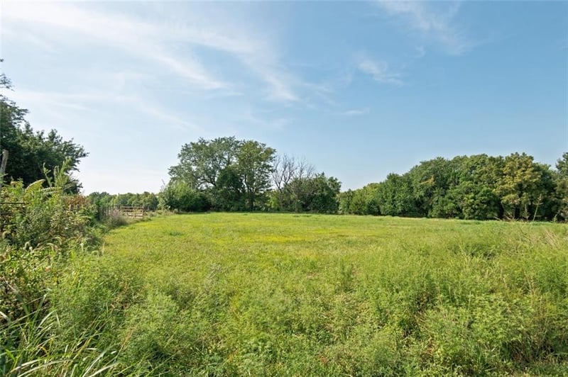 23061 Hatchell Rd, Tonganoxie, KS 66086