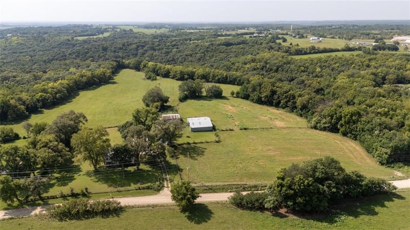 23061 Hatchell Rd, Tonganoxie, KS 66086