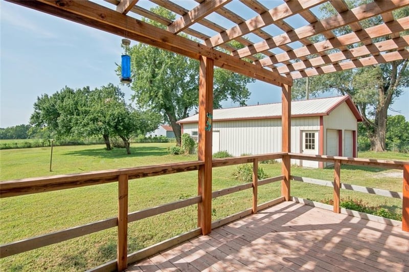 23061 Hatchell Rd, Tonganoxie, KS 66086