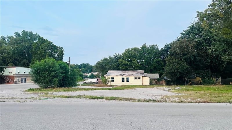 10901 E Truman Rd, Independence, MO 64052