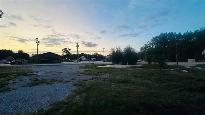 10901 E Truman Rd, Independence, MO 64052